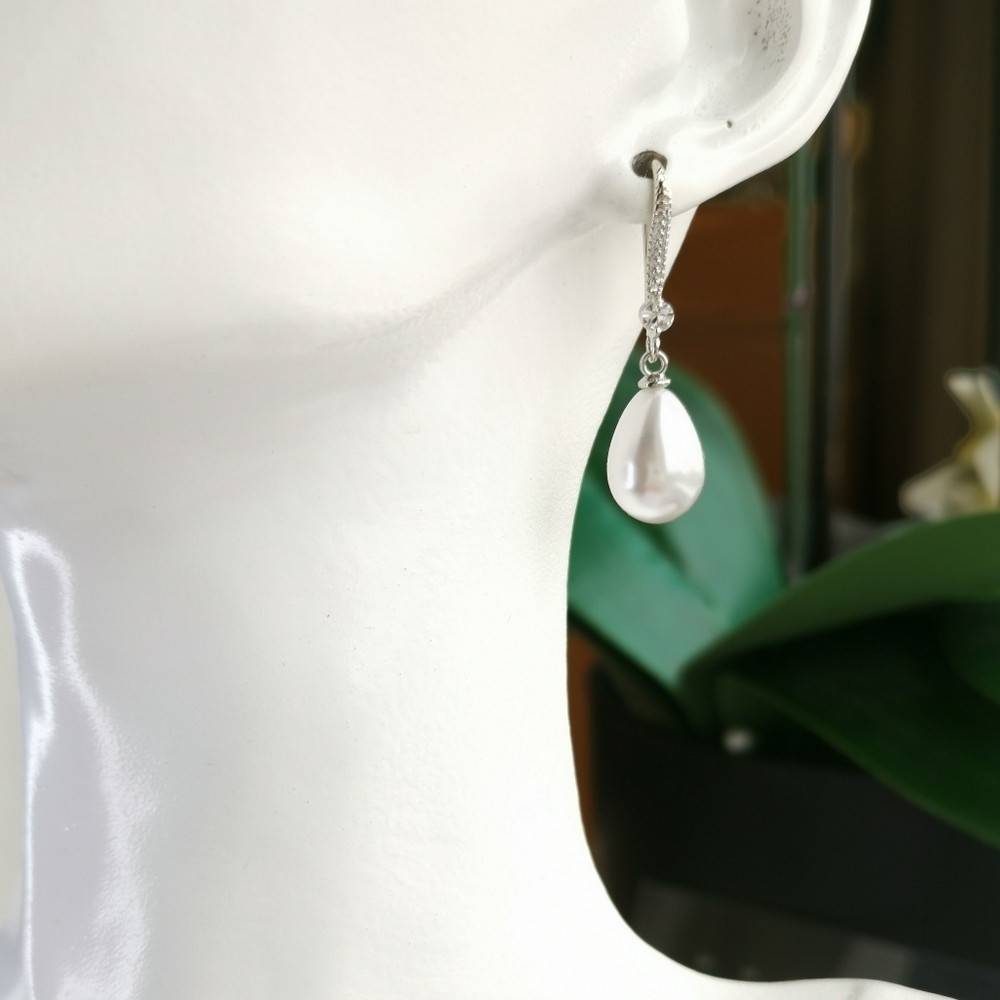 White Pearl Drop  Earrings With Crystals 🆕
